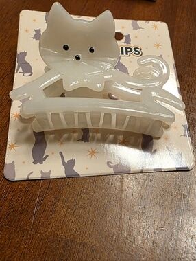 NWT Bow Tie Cat Claw Clip White. Measures 2in tall & 3in long.